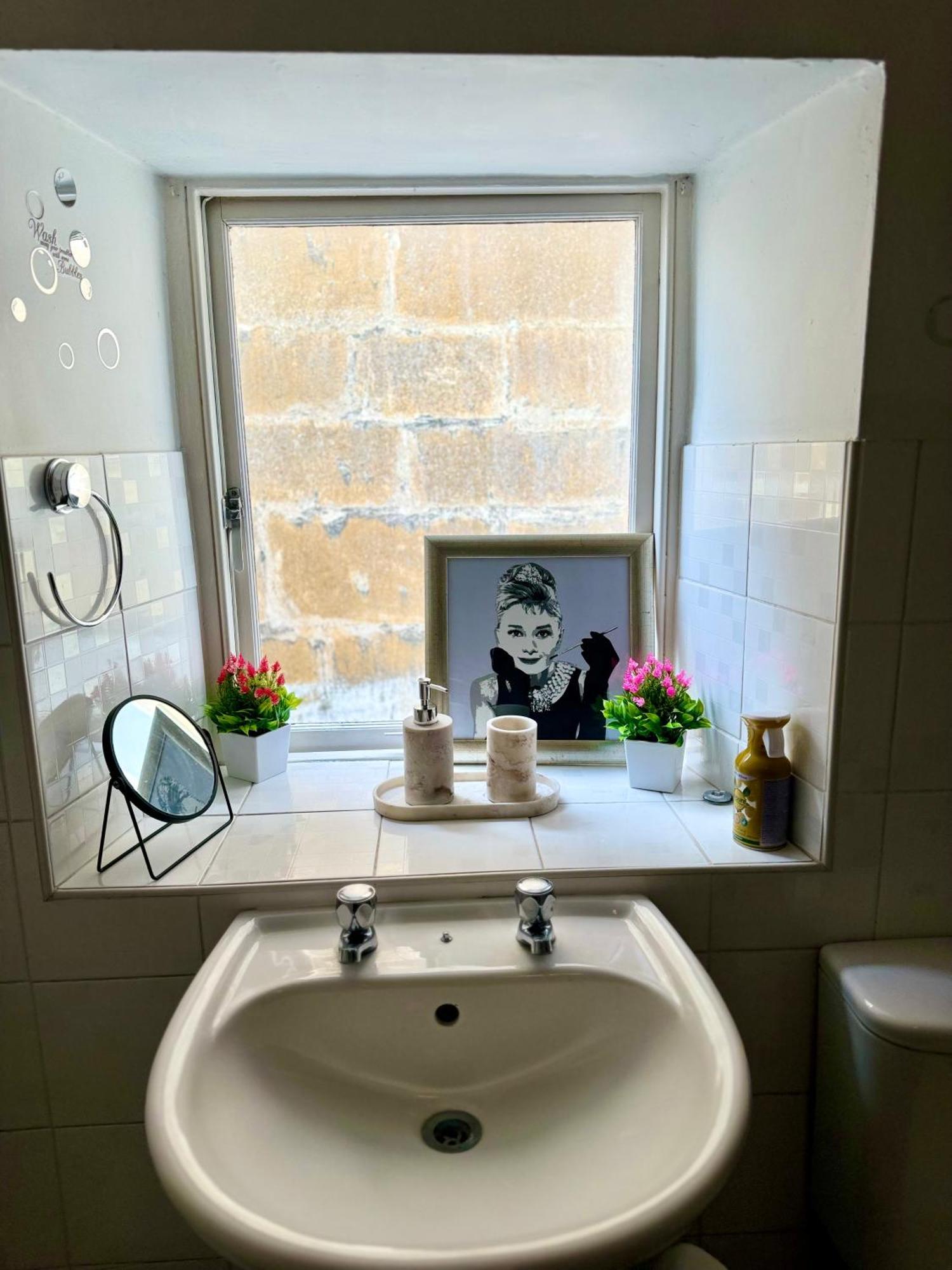 Beautiful Townhouse Next To Royal Victoria Park And Botanical Gardens Within Easy Walking Distance To Bath City Centre Eksteriør billede
