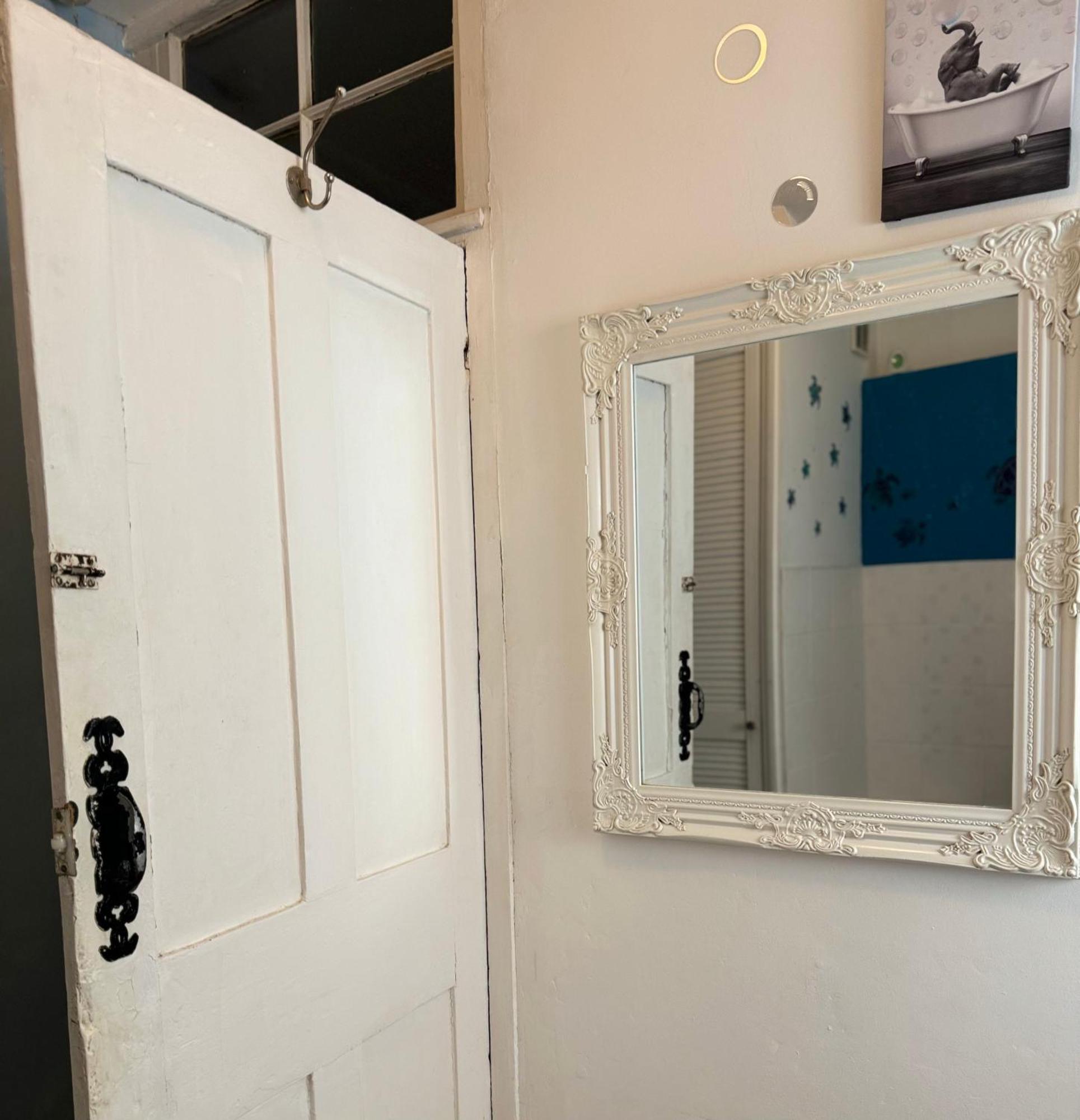 Beautiful Townhouse Next To Royal Victoria Park And Botanical Gardens Within Easy Walking Distance To Bath City Centre Eksteriør billede